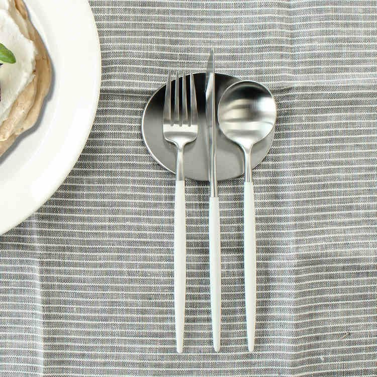 ＜4点セット＞クチポール（Cutipol） GOA/ゴア ホワイト デザート3点＆カトラリーレスト1点 [ネコポス対応可(4セットまで)]