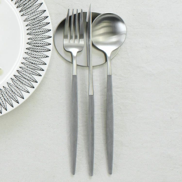 ＜4点セット＞クチポール（Cutipol） GOA/ゴア グレー ディナー3点＆カトラリーレスト1点 [ネコポス対応可(4セットまで)]