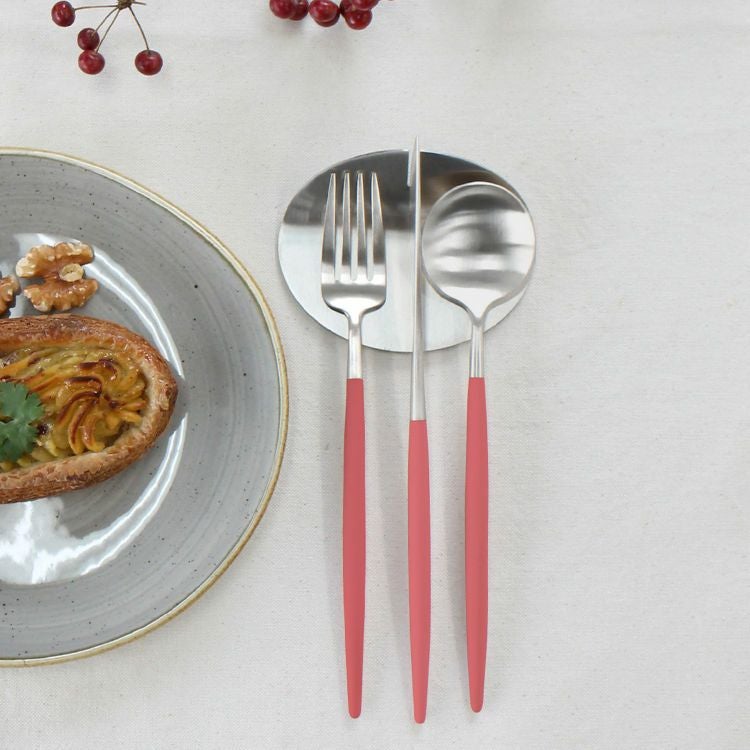 ＜4点セット＞クチポール（Cutipol） GOA/ゴア レッド デザート3点＆カトラリーレスト1点 [ネコポス対応可(4セットまで)]