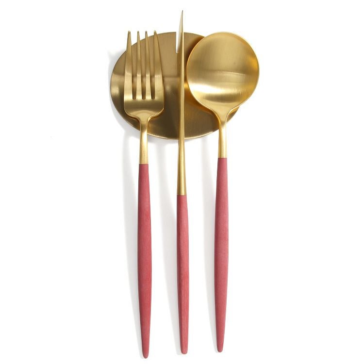 ＜4点セット＞クチポール（Cutipol） ゴア/GOA レッドマットゴールド ディナー3点＆カトラリーレストゴールド1点 [ネコポス対応可(4セットまで)]