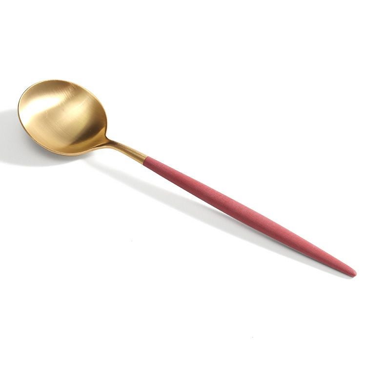 ＜4点セット＞クチポール（Cutipol） ゴア/GOA レッドマットゴールド ディナー3点＆カトラリーレストゴールド1点 [ネコポス対応可(4セットまで)]